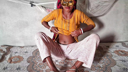 गृहिणी ने अपनी चूत में उंगली करने का आनंद लिया