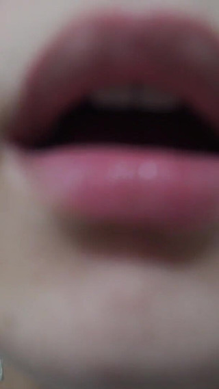 मेरी भारतीय सौतेली बहन मुझे अपने मुँह के अंदर अपनी जीभ और दाँत दिखाती है