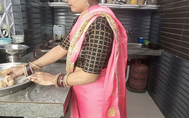 हॉट देसी ब्यूटी फुल भाभी किचन में सेक्स का आनंद ले रही हैं।