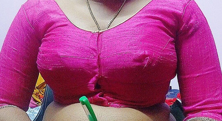 सौतेली माँ मोहिनी अपने सौतेले बेटे के साथ सेक्स करती है