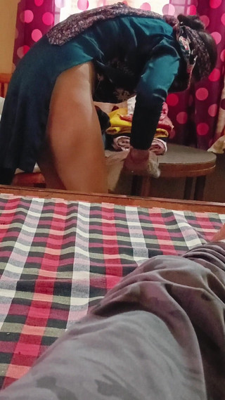 देसी गृहिणी अपने प्रेमी की पैंटी बदल रही है