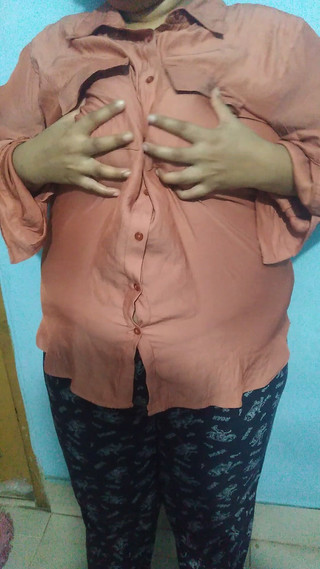 एक 19 वर्षीय लड़की यौन उत्तेजित होने पर अकेले कमरे में सेक्स करती है