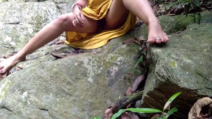 एक भारतीय एमआईएलए महिला और बड़े डिक के बीच जंगल में आउटडोर अंतरजातीय कठोर सेक्स