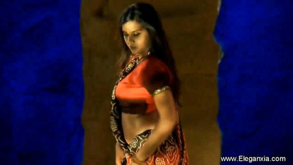 सेक्सी इंडियन बेब कपड़े उतार रही है