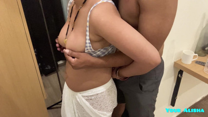 देवर उसकी भाभी की मदद करता है और उसे खड़े होकर डॉगी स्टाइल में चोदता है