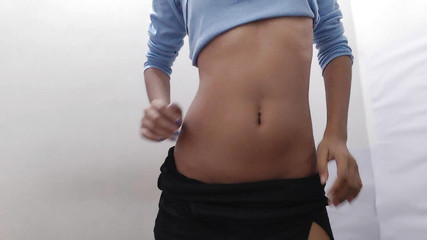 एक गाँव की लड़की की गोल-मटोल चूत जो अभी भी किशोरी है