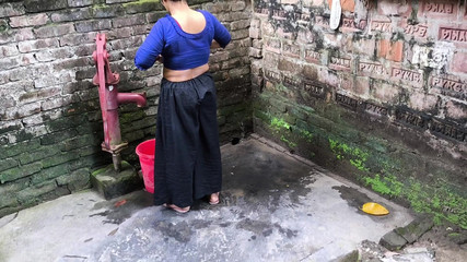 मैंने देखा कि मेरी बड़ी सौतेली बहन नहा रही थी, मैंने उसे गले लगाया और अपने कमरे में ले गया और चोदना शुरू कर दिया