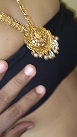 विवाहित महिलाओं के साथ स्तन चाटना और चूसना