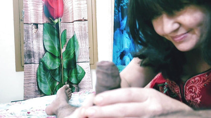 स्वीट हाउस पत्नी बीबीसी को गीला करने की कोशिश करती है