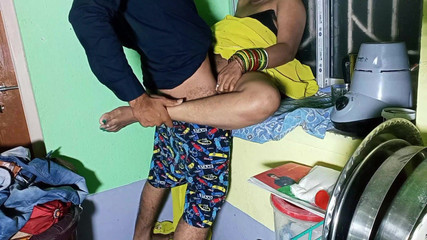 जब पत्नी गर्भवती हो गई तो देसी सासू माँ ने दामाद जी से अपनी चूत चोदने को कहा!