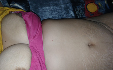 क्लोज़-अप क्रीमपाइ देसी कीर्ति ने दोनों हाथों से अपनी चूत का छेद खोला और वीर्य अंदर ले लिया