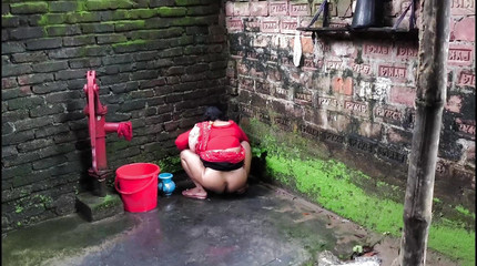 मैंने देखा कि मेरी सौतेली चाची पेशाब करने के लिए बाथरूम में जा रही है, लेकिन मैंने उसे पीछे से पकड़ लिया और उसे चोदना शुरू कर दिया।