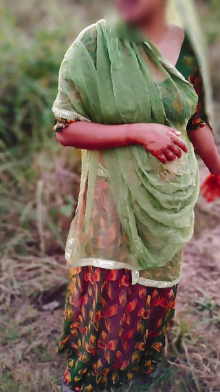 भारतीय ससुर जी अपनी सहेली रानी के साथ घर के बाहर हिंदी में बात करते हुए चोद रहे हैं