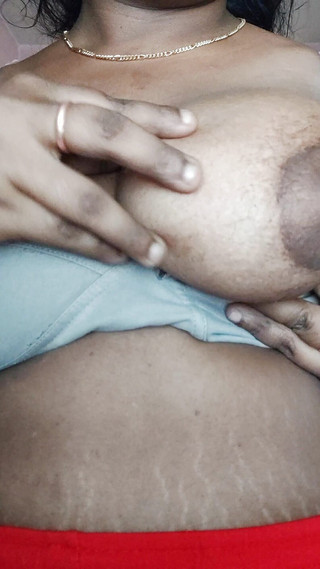 मल्लू तमिल पत्नी बड़े स्तन दिखाती है और संभोग सुख के लिए खुद को छूती है