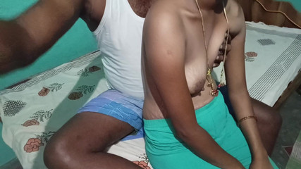 देसी शादीशुदा जोड़े ने बाहर ड्रेस के साथ जमकर चुदाई की