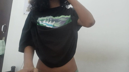 छोटे गधे के साथ युवा लड़की को छेड़ना