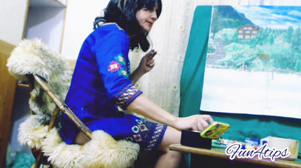 वह सिगरेट पीने की आदी है