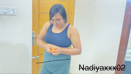 बड़ी सौतेली बहन और सौतेले भाई की चुदाई, बड़ी सौतेली बहन आती है और खुद खेलती है