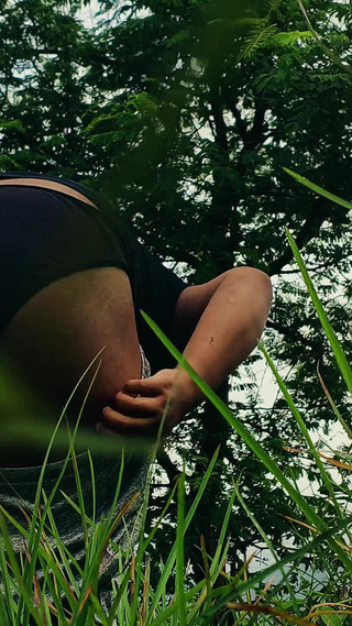 सेक्सी सुंदर देसी किशोर नग्न लड़की आउटडोर में गड़बड़