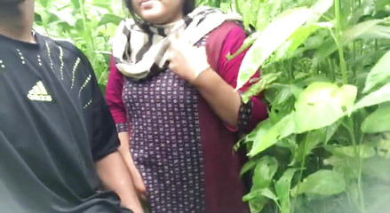 देवर और भाभी छुपकर जंगल में जाते हैं और सेक्स करते हैं, मज़ा अलग होता है