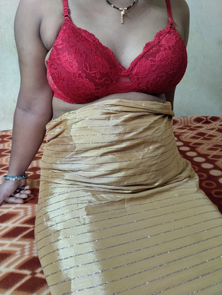 घर पर अकेली भाभी खीरे और बैंगन से हस्तमैथुन कर रही हैं