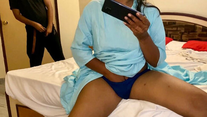 सौतेले भाई के सामने पोर्न Xhamster देखते हुए कपड़े बदलना