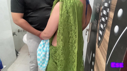 देसी स्टेपाउंटी ने मुख-मैथुन दिया और युवा लड़के द्वारा गड़बड़ कर दी