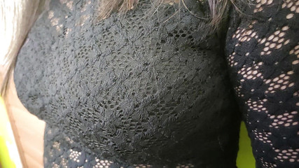 वैष्णवी और शरुन राज द्वारा ब्लैक नेट टॉप और व्हाइट स्कर्ट हॉट रोमांस, मल्लू कपल हॉट किस और नाभि रोमांस, देसी कपल फन