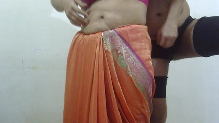 भारतीय साड़ी में अपने पति के साथ डॉगी स्टाइल में मोटी सौतेली माँ की चुदाई