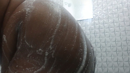 लड़की बाथरूम शावर