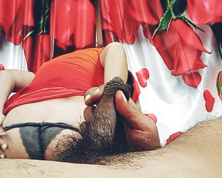 गंदी फूहड़ को अपने मुँह में कड़क जवान लंड लेना बहुत पसंद है