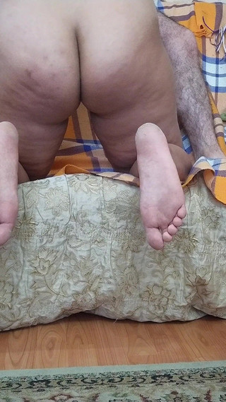 देसी प्रेमिका अपने प्रेमी के लंड को चाटती है और सोफे पर उसकी चूत को चोदती है और साथ ही उसकी चूत में बोनस भी मिलता है