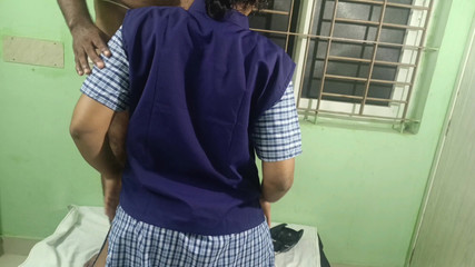 कॉलेज गर्ल कॉलेज यूनिफॉर्म के साथ अपने बॉयफ्रेंड के साथ बिस्तर का आनंद ले रही है