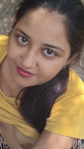 गाँव की लड़की खेत में सेक्स का आनंद लेती है