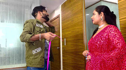 भारतीय दर्जी ब्लाउज सिलने के लिए घर आती है और अपने मालिक को चोदती है