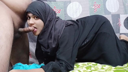 मेरे दोस्त की सौतेली बहन जो कि एक मुस्लिम है, ने उसे काम के बहाने अपने घर बुलाया और अपना लंड चुसवाया