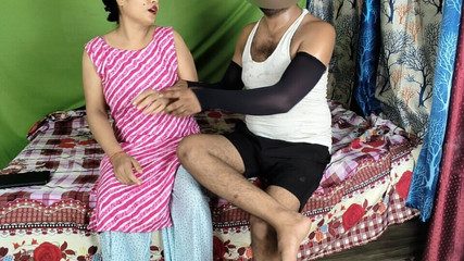 सौतेली बहन अपने सौतेले भाई के पास जाती है और उसके लंड को सहलाती है और साफ हिंदी आवाज में कहती है मुझे चोदो