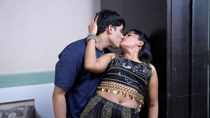 भारतीय पति फोन में गेम खेलता है, पत्नी अपने पति को नग्न बेली डांस करते हुए पूरी रात 8 इंच विशाल लंड के साथ बहकाने की कोशिश करती है