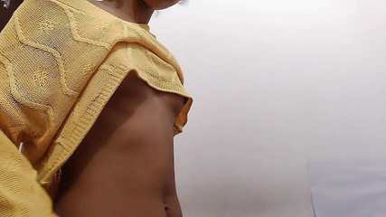 श्रीलंकाई किशोरी 18+ लड़की घर पर अकेले संभोग सुख के लिए कड़ी मेहनत करती है