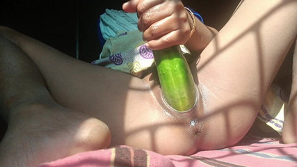 देसी कामुक गांव की लड़की ककड़ी के साथ हस्तमैथुन कर रही है