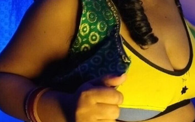 हॉट कामुक भाभी लड़की अपने कपड़े खोलकर, अपने स्तनों को दबाकर और अपने स्तनों को सुखाकर अपनी सेक्स इच्छा को पूरा करती है