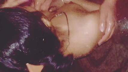 लतिका बाथरूम में और आओ सौतेला भाई बाथरूम का पूरा आनंद लें