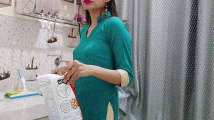 XXX भारतीय सौतेले भाई ने शर्मीली सौतेली बहन को रसोई में जोर से चोदा हिंदी में स्पष्ट ऑडियो