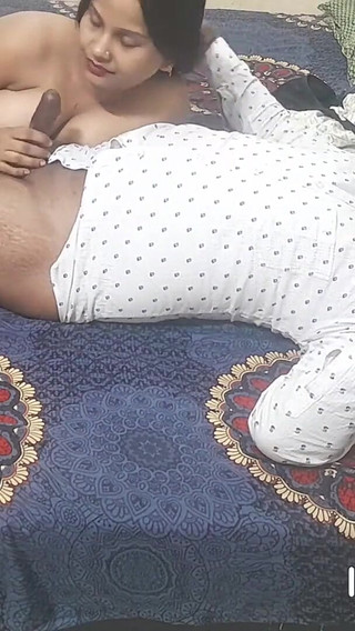 असली भारतीय भाभी ने देसी सेक्स के अंदर बड़ा लंड लेते हुए अपने पैर खोले