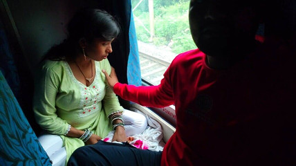 एक अनजान आदमी आया और भाभी की सीट पर बैठ गया और सेक्सी मोमेंट का आनंद ले रहा था