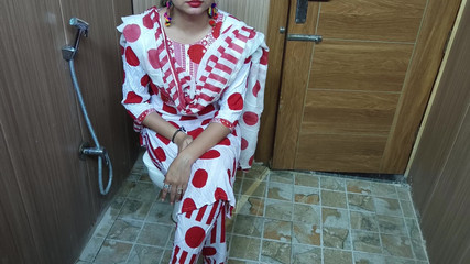 हिंदी किशोर सौतेला बेटा कपड़े बदल रही सौतेली माँ के पीछे छिपता है और उसे हिंदी ऑडियो में यह पसंद है