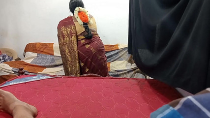 तमिल सौतेली माँ ने सौतेले बेटे को लंड हिलाते हुए पकड़ लिया, उसने अपने मुँह और बिल्ली से वीर्य निकालने की पेशकश की