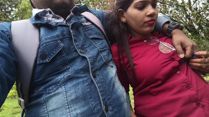 भारतीय देसी लड़की के चुंबन दृश्य और जंगल में उसके प्रेमी द्वारा स्तन दबाना