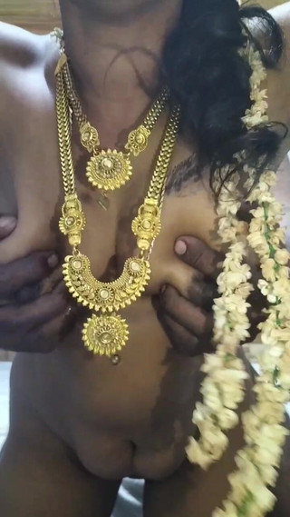 गहना और फूल के साथ तमिल पत्नी मजबूत कुत्ता