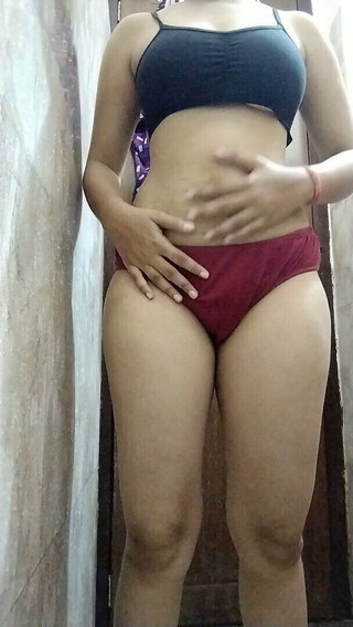 भारतीय देसी पत्नी की गांड देखने के बाद पत्नी ने गांड में उंगली करके मालिश की